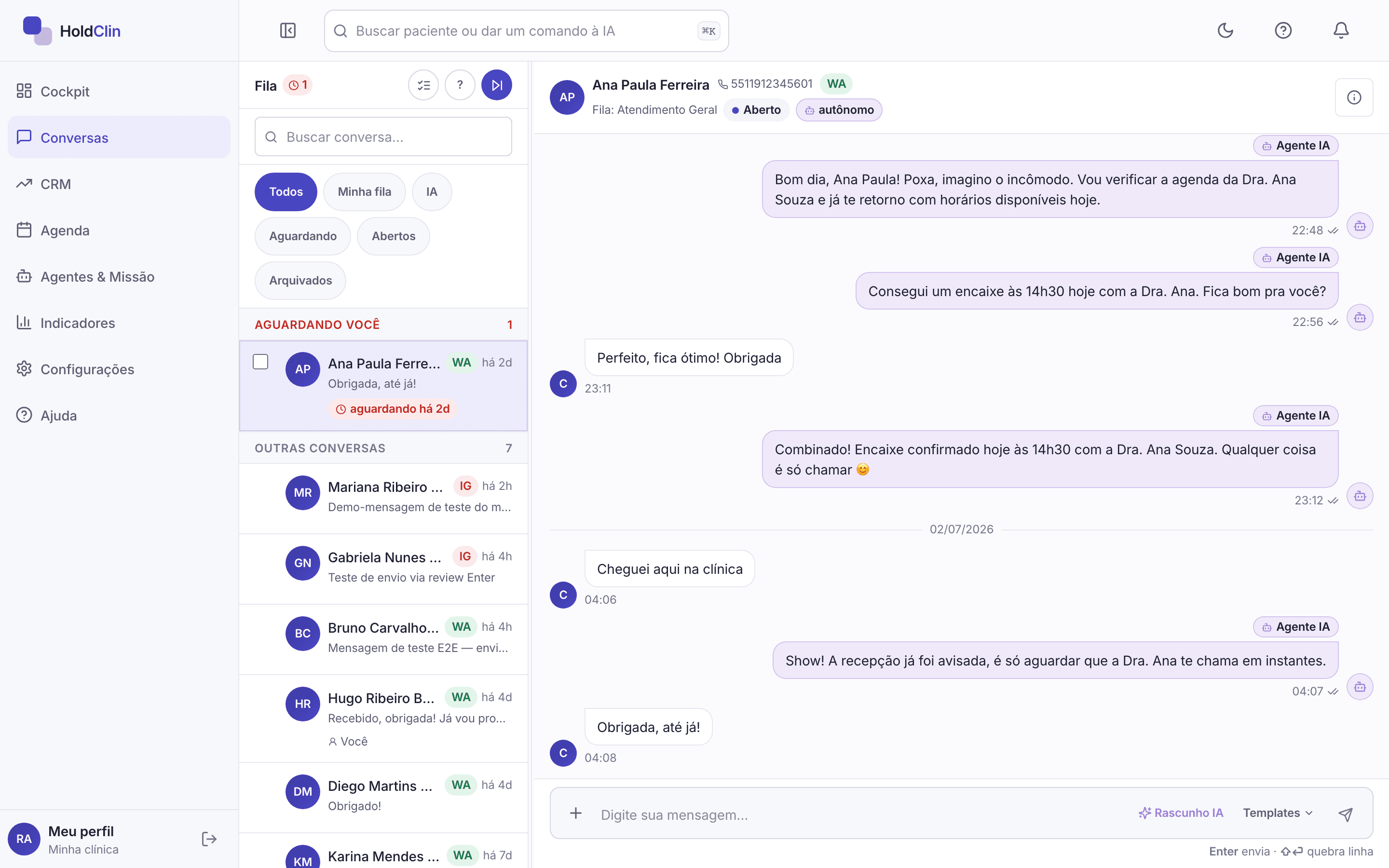 Tela de Conversas do HoldClin com a fila "Aguardando você" priorizada por tempo de espera